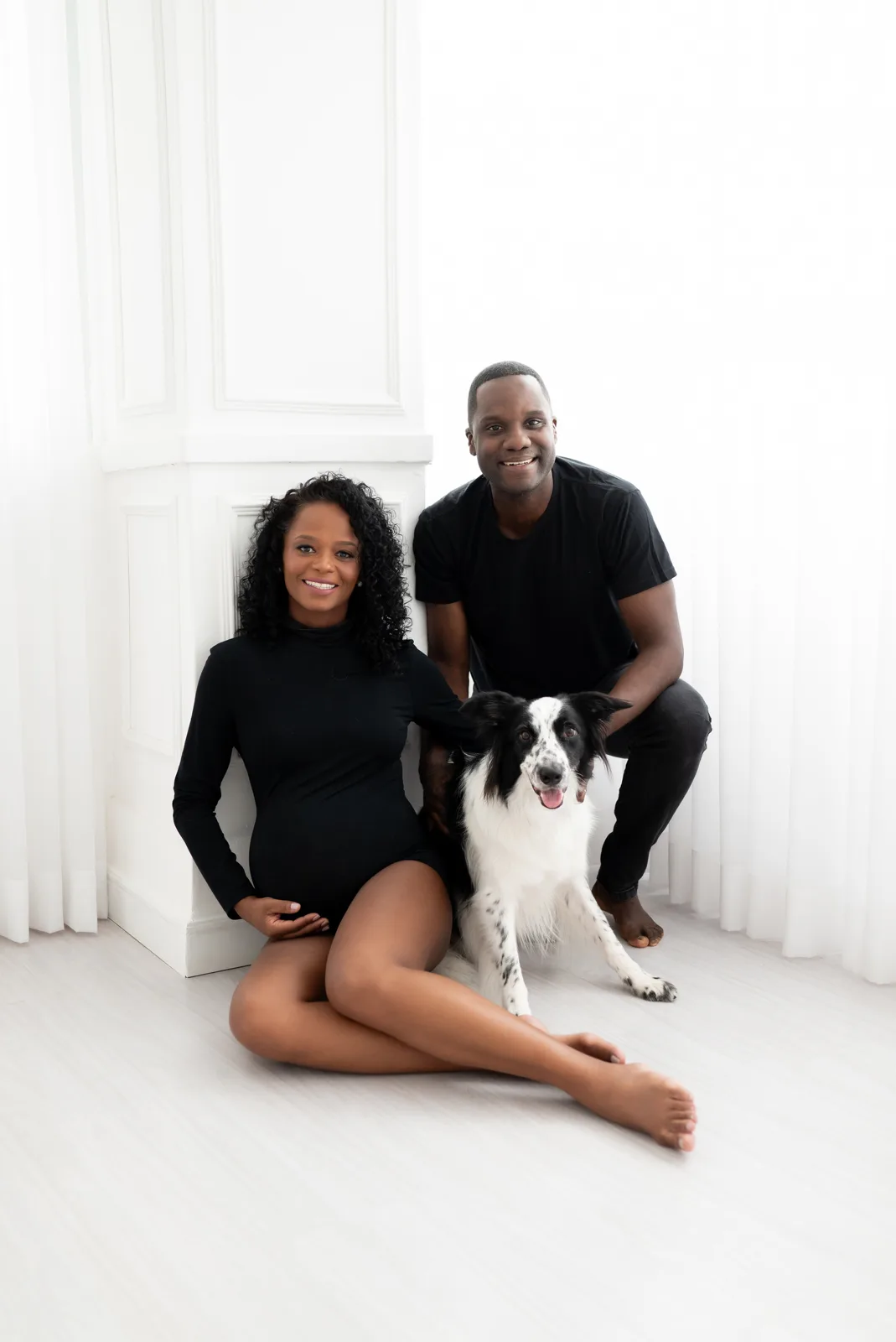 Casal grávido com o cão no estúdio