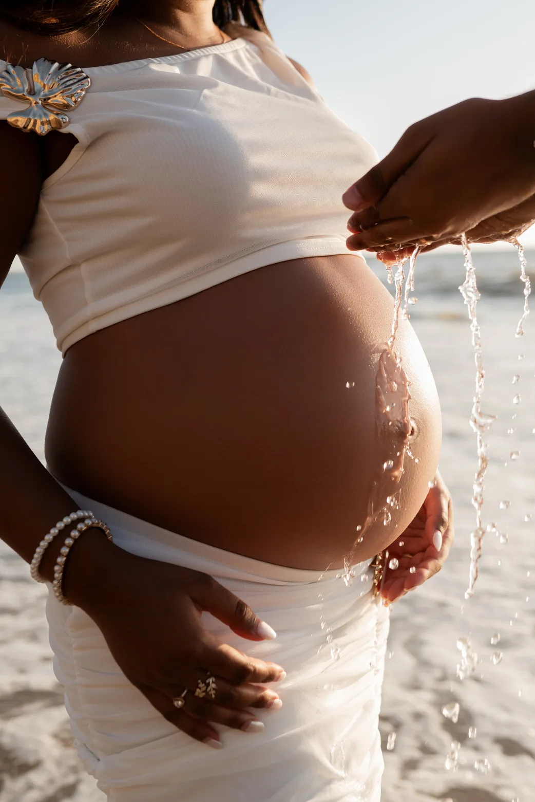 Barriga de grávida com água do mar